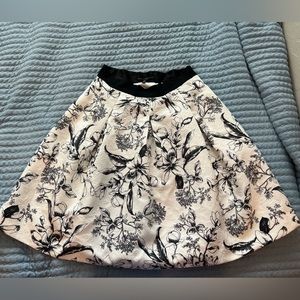 White House, black market skirt with pockets! Super flowy and soft!